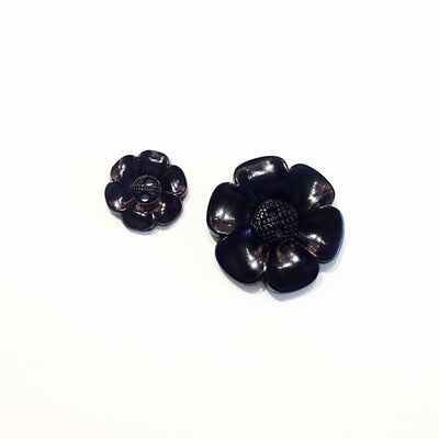 Black-plastic-flower-button